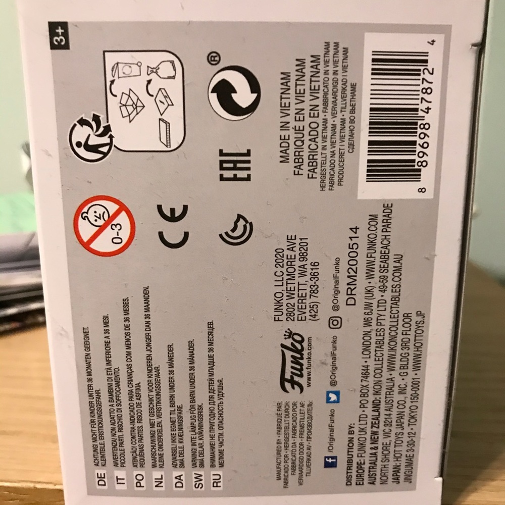Funko Flocked Mewtwo - Brand New in Box - Picture 6 of 9